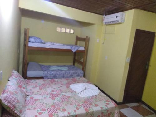 Łóżko lub łóżka piętrowe w pokoju w obiekcie Pousada Residencial Benfica