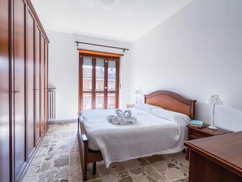 Un dormitorio con una cama con dos arcos. en MYHOUSE INN TOGLIATTI - Affitti Brevi Italia, en Collegno
