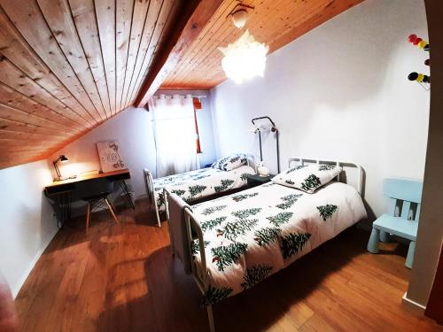 1 dormitorio con 2 camas y escritorio en ⁂⁂ GITE LE PRES AU CERF [CLEDICIHOME] 2 steps from the LISPACH resort // PRIVATE toboggan run! SNOWSHOE DEPARTURE ⁂⁂, en La Bresse