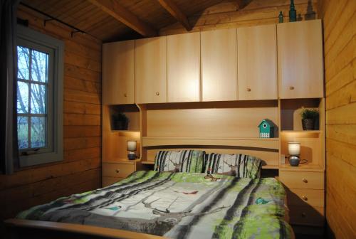 een slaapkamer met een bed met een houten hoofdeinde bij Warnstee in Wichmond