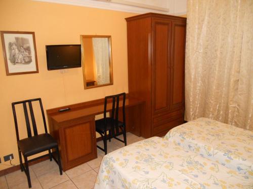 Ένα ή περισσότερα κρεβάτια σε δωμάτιο στο Hotel Salus