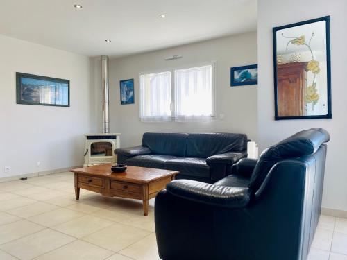 a living room with a couch and a coffee table at REF 052 Maison pour 7 personnes à proximité du Golfe du Morbihan à louer pour les vacances in Arzon