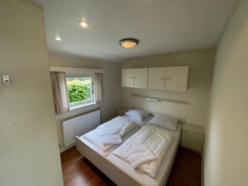 Säng eller sängar i ett rum på Nice chalet, covered terrace and in nature reserve