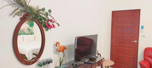 Una televisión o centro de entretenimiento en 瑞穗農妹子民宿The Nong Family Homestay