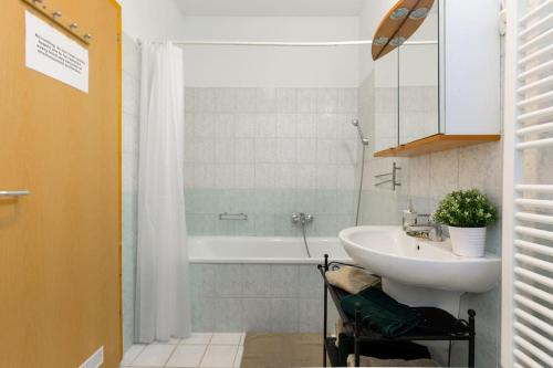Ein Badezimmer in der Unterkunft Free private parking Acacia city center apartment