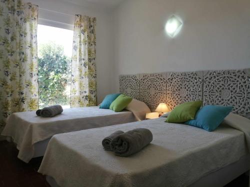 2 letti con cuscini in una stanza di Oura Villa V5 ad Albufeira