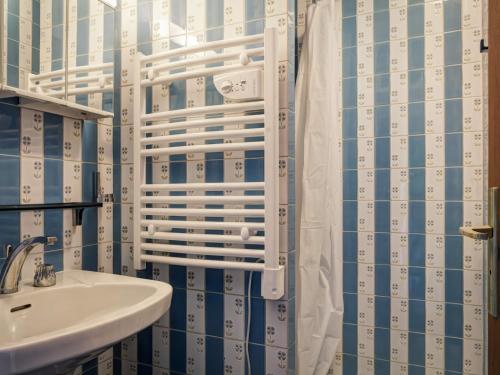 a bathroom with blue and white tiled walls and a sink at Appartement Courchevel 1850, 3 pièces, 6 personnes - FR-1-514-27 in Courchevel