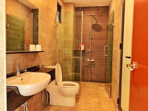ein Bad mit einem WC, einem Waschbecken und einer Dusche in der Unterkunft Humble Abode Family Suite 3-5pax Geo38 Genting Free WiFi in Genting Highlands