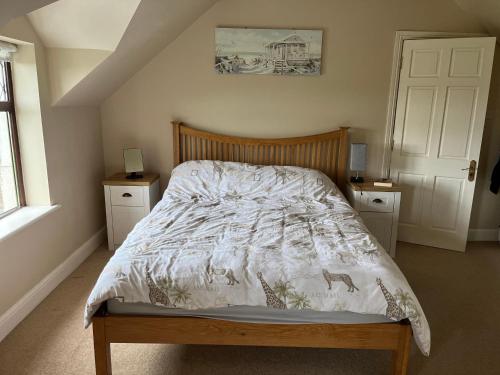מיטה או מיטות בחדר ב-Strand Awaits Holiday Home