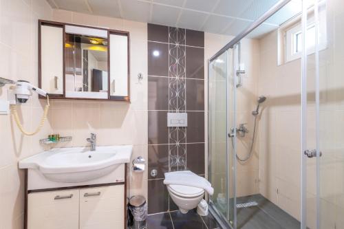 een badkamer met een toilet, een wastafel en een douche bij Theluna City Hotel in Antalya