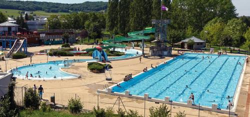 - un groupe de personnes dans une piscine d'un parc aquatique dans l'établissement La maison de ville - 4 chambres, 2 sdb, terrasse et garage - 90m2, à Vesoul