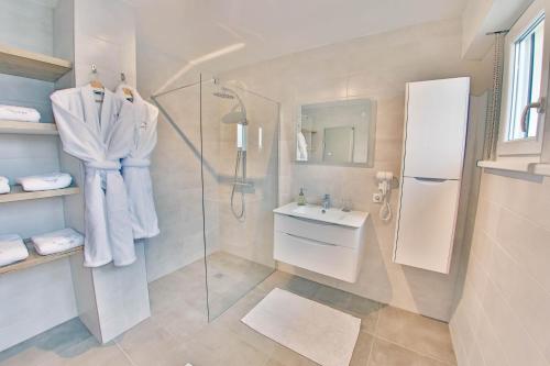 ein Bad mit einer Dusche und einem Waschbecken in der Unterkunft La Maison de Jeanne in Sélestat