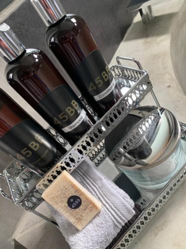 - un porte-métaux avec des bouteilles de vin et un verre dans l'établissement 45BB Apartment, à Carcassonne