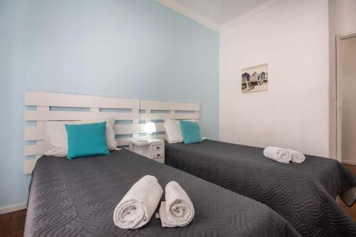 una camera con due letti e asciugamani di T2 Apartamento do Tenis ad Albufeira