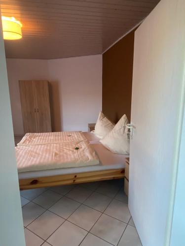 Privatzimmer Hoffmannにあるベッド