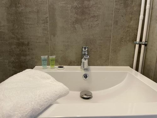 Joli appartement au coeur de ville tesisinde bir banyo