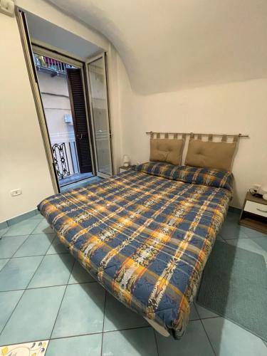 een slaapkamer met een bed in een kamer bij Atri Guest House in Napels