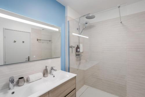 une salle de bain avec une douche, un lavabo et un miroir dans l'établissement Al Loar Ar Mor - A proximité de la Plage Pen Guen, à Saint-Cast-le-Guildo