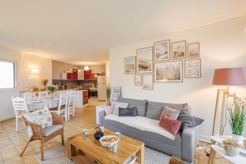 un salon avec un canapé et une table dans l'établissement Al Loar Ar Mor - A proximité de la Plage Pen Guen, à Saint-Cast-le-Guildo