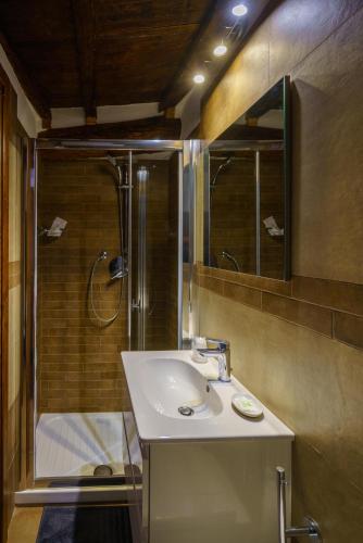 a bathroom with a sink and a shower at Perla del Marinaio in Riomaggiore