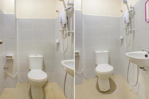 uma casa de banho com 2 WC e um lavatório em Super OYO 89985 Js Hotel em Johor Bahru