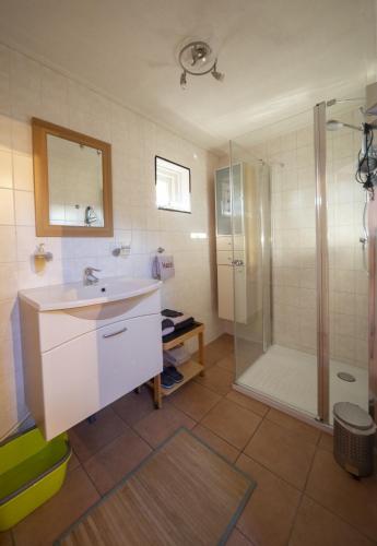 a bathroom with a sink and a shower at Gastenhuis de Veenstraal Gieterveen in Gieterveen