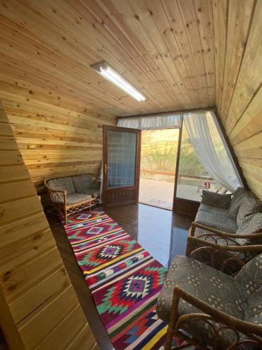Posezení v ubytování Wadi Al-Hassa camp