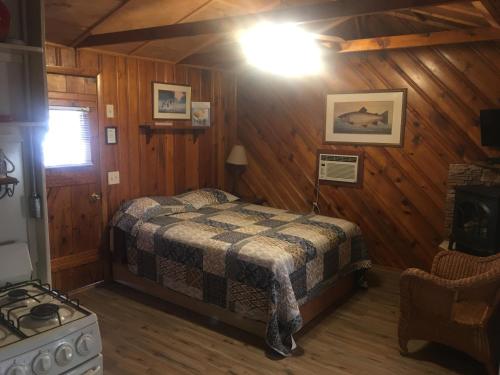 Ein Bett oder Betten in einem Zimmer der Unterkunft Rainbows End Fishing Resort