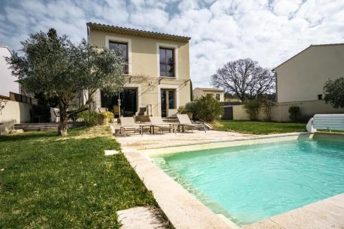 a house with a swimming pool in the yard at La Maison de l'Yle - Villa avec piscine in L'Isle-sur-la-Sorgue
