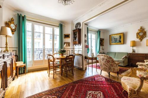 un salon avec une table et des chaises dans l'établissement Veeve - The Timekeeper, à Paris