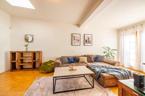 Ένα ή περισσότερα κρεβάτια σε δωμάτιο στο Templová - Old Town Large Apartment with Terrace