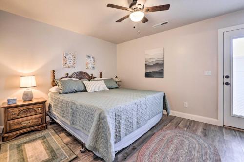 1 dormitorio con 1 cama y ventilador de techo en Central Kanab Apartment with Updated Interior! en Kanab