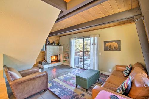 Gallery image of Cozy Big Bear Cabin with Deck, Grill and Mtn View in Big Bear City