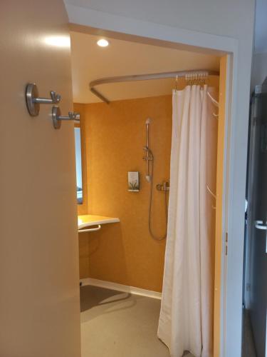 Koupelna v ubytování Hôtel La Métairie & Piscine