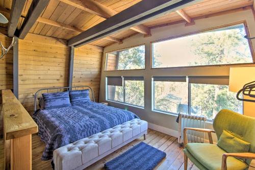 une chambre avec un lit dans une pièce avec des fenêtres dans l'établissement Cozy Big Bear Cabin with Deck, Grill and Mtn View, à Big Bear City