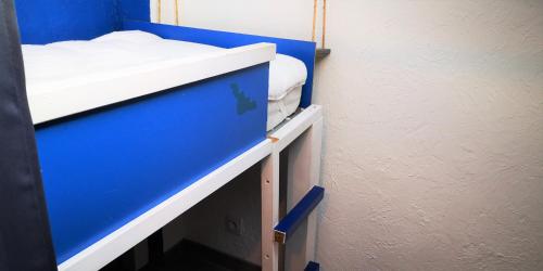 - un petit lit superposé bleu dans une petite chambre dans l'établissement Résidence Cap Azur Maison N° 51, à Villeneuve-Loubet