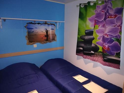 sypialnia z fioletowym łóżkiem i obrazem w obiekcie Zénitude w mieście Saint-Chéron