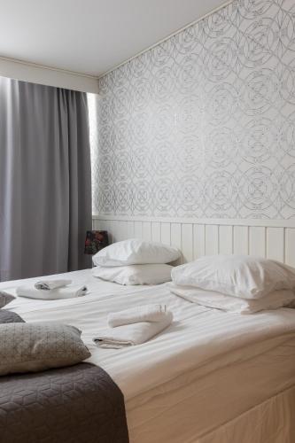 Ένα ή περισσότερα κρεβάτια σε δωμάτιο στο Hotel Kajaani