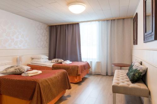 En eller flere senge i et værelse på Hotel Kajaani