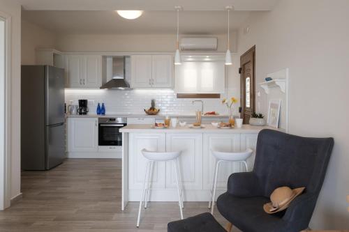 Dapur atau dapur kecil di Armikes Beachfront Suites Afionas