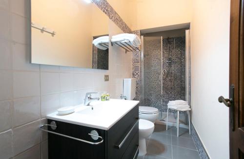 a bathroom with a sink and a toilet at Le Fonti A San Giorgio in Montespertoli