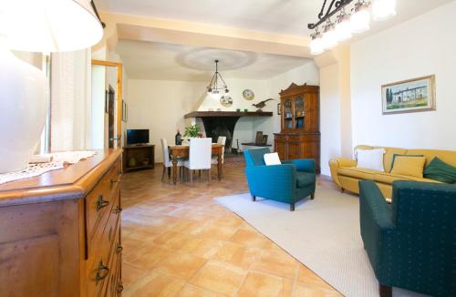 a living room with a couch and a dining room at Le Fonti A San Giorgio in Montespertoli