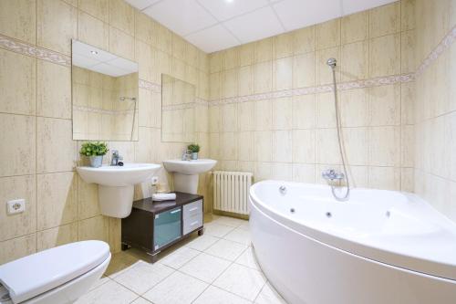 een badkamer met een bad, een toilet en een wastafel bij Villa Son Valentí in Sa Pobla