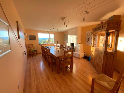 uma sala de jantar com mesa e cadeiras em Connemara Haven Bed and Breakfast em Oughterard