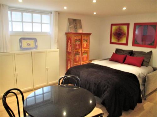 une chambre avec un lit, une table et un canapé dans l'établissement Cosy studio au cœur du triangle d'or, à Le Touquet-Paris-Plage