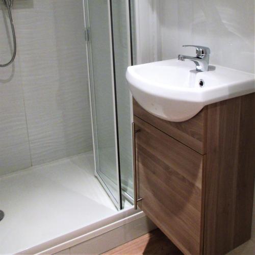 une salle de bain avec un lavabo et une douche dans l'établissement Cosy studio au cœur du triangle d'or, à Le Touquet-Paris-Plage
