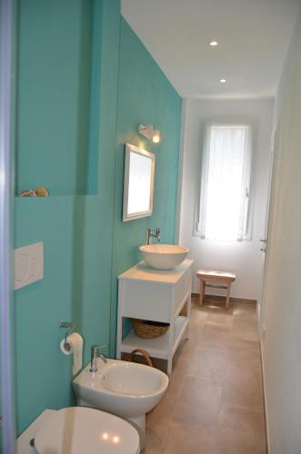 un bagno con lavandino e WC di Gaia e Levante a Piazza