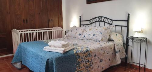 Un pat sau paturi într-o cameră la Alojamiento Rural el Respiro "Calma"