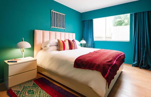 Postel nebo postele na pokoji v ubytování ✶ Kotosh Residence ✶ LUXURY Best Location & Piano