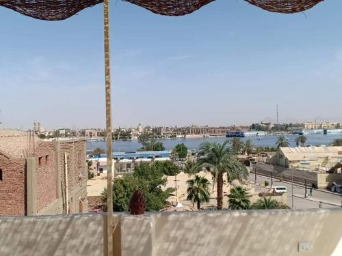 Blick auf die Stadt vom Balkon eines Gebäudes in der Unterkunft The Magic of Luxor private studio apartment on the rooftop in Luxor